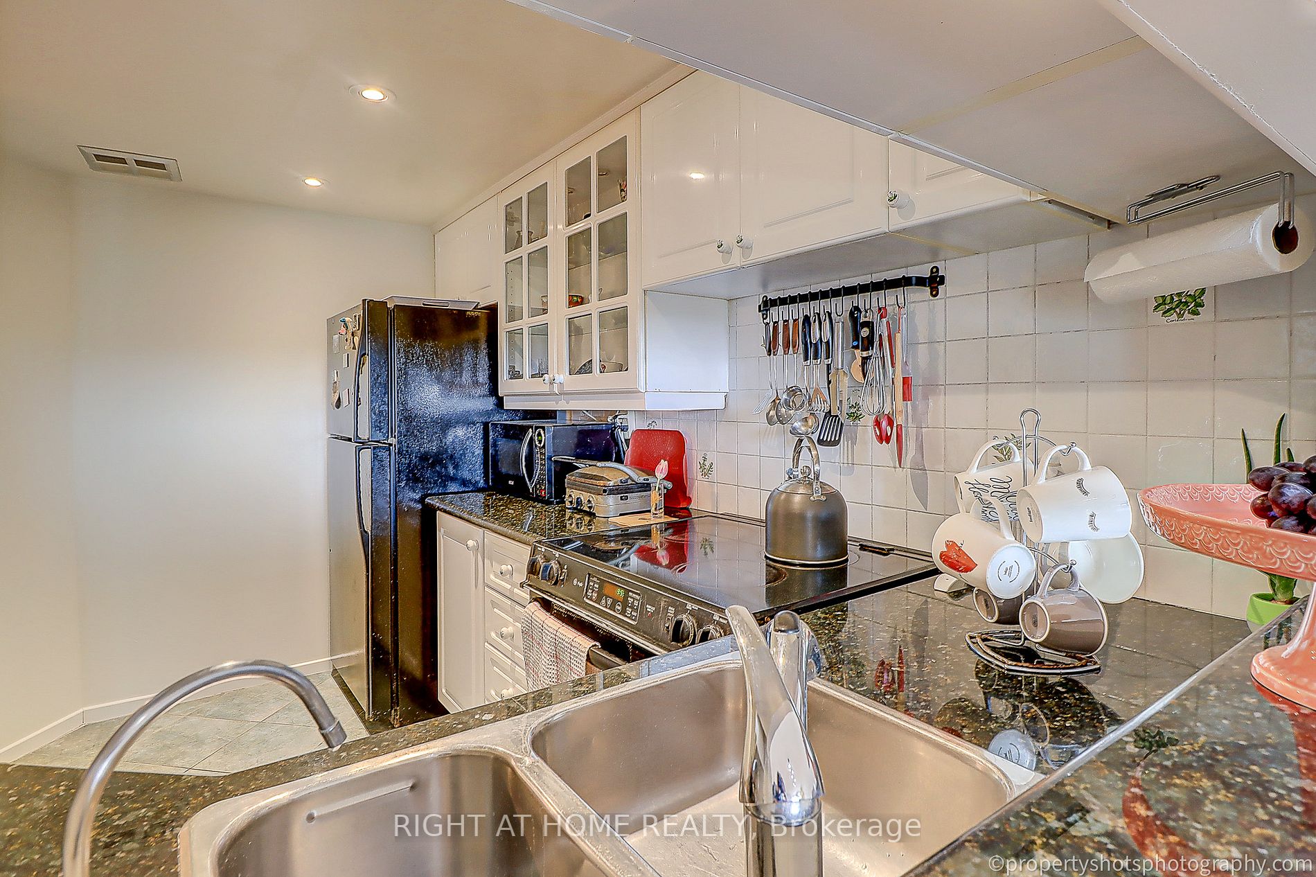 77 Maitland Pl, #1703