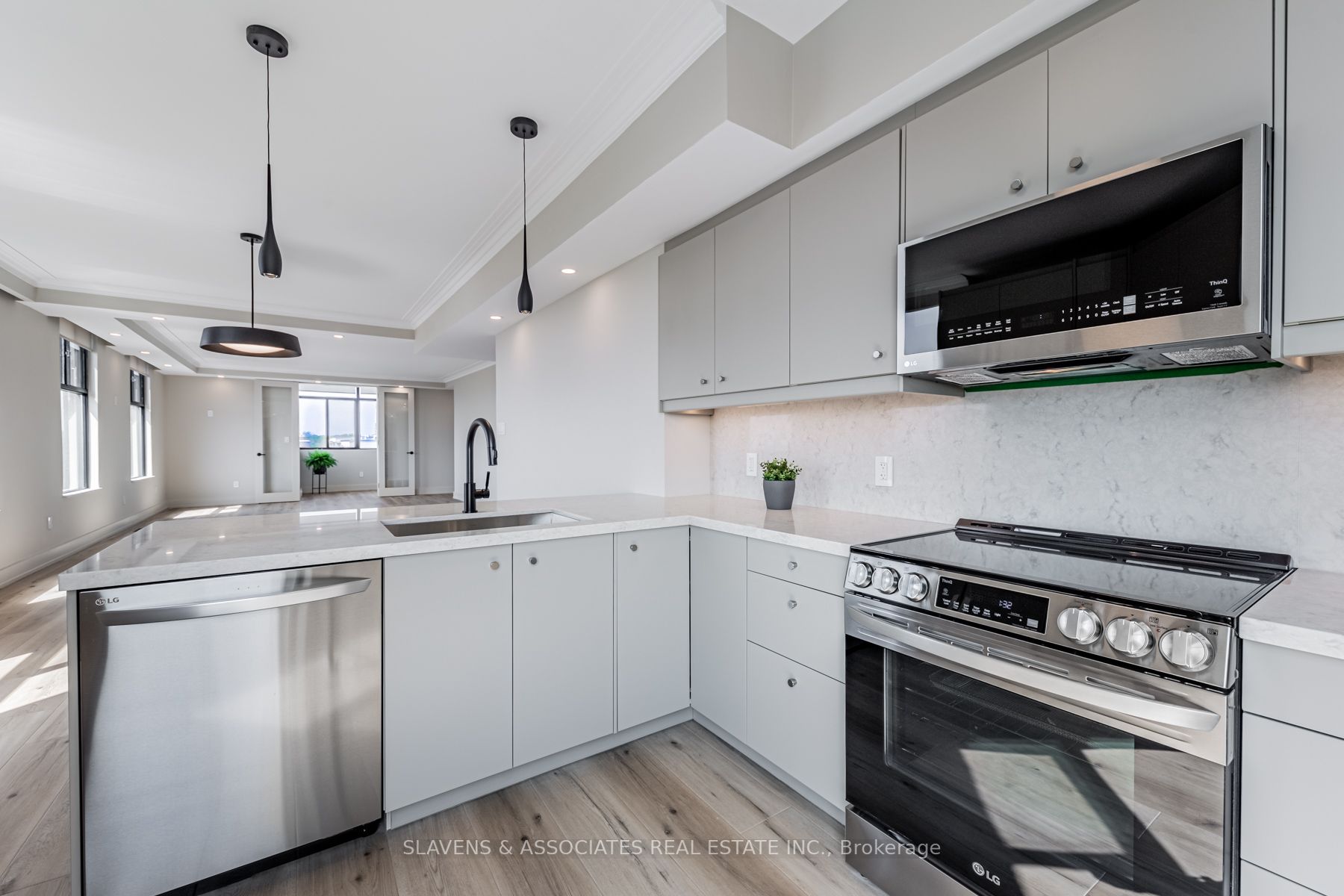 423 Avenue Rd, #9