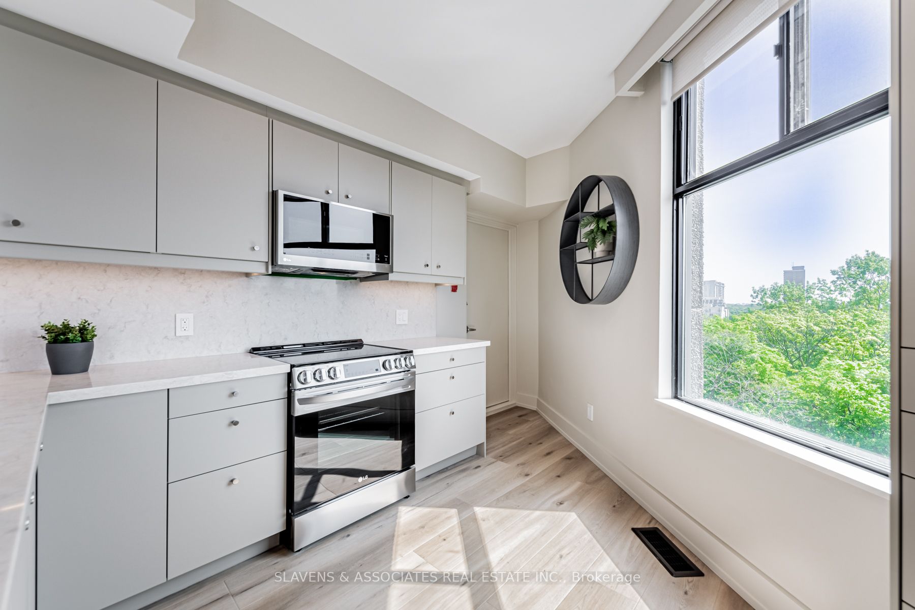 423 Avenue Rd, #9