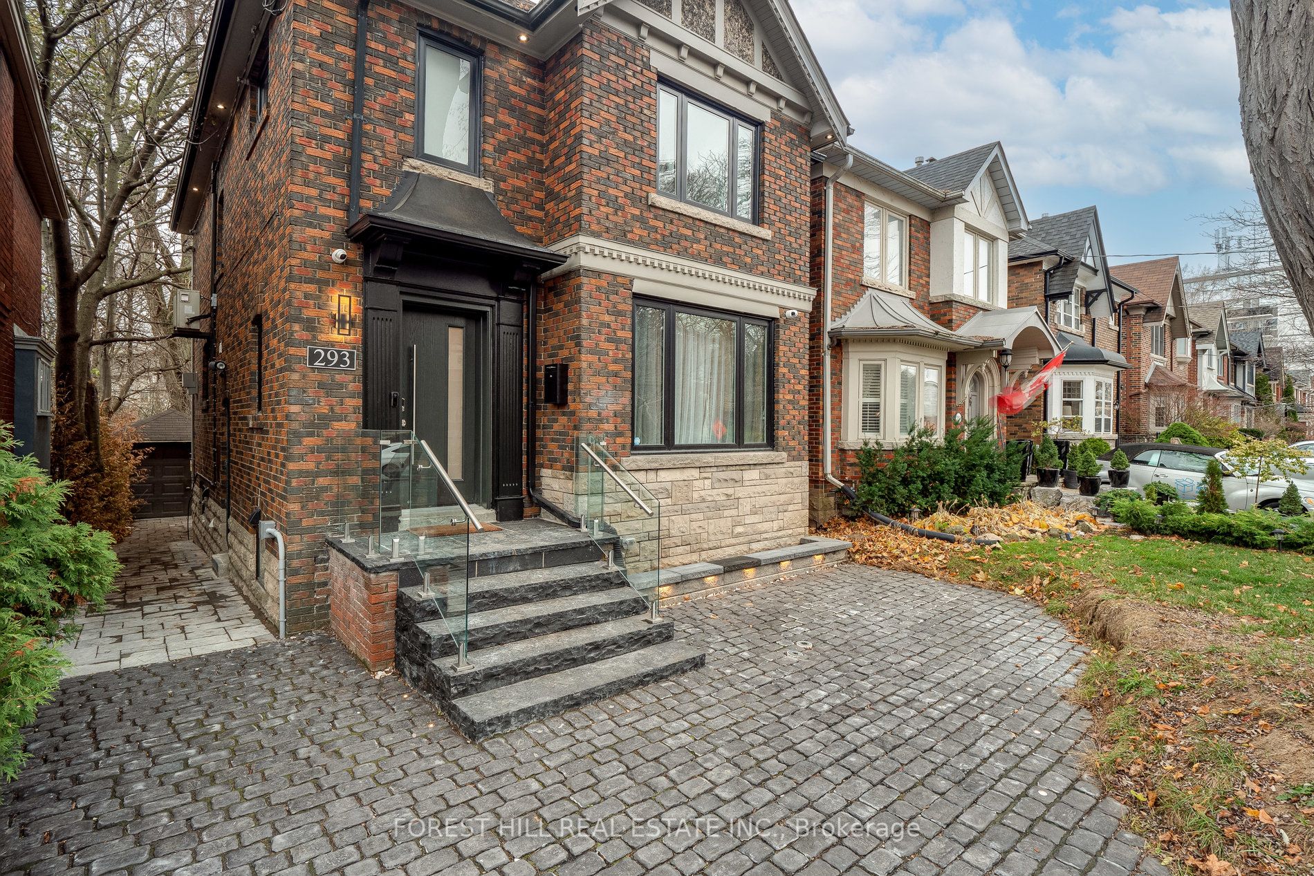 293 Chaplin Cres