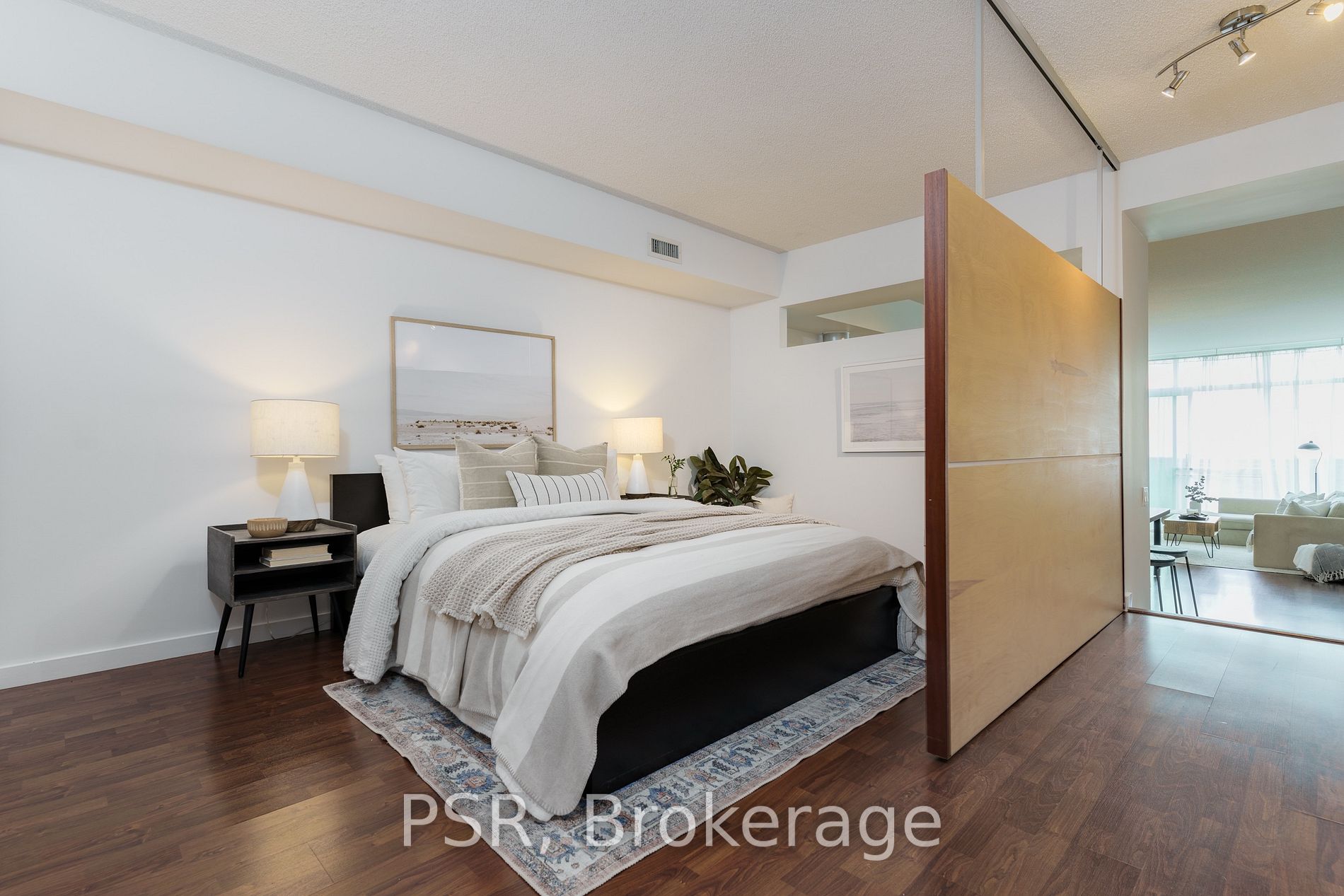 388 Richmond St W, #417