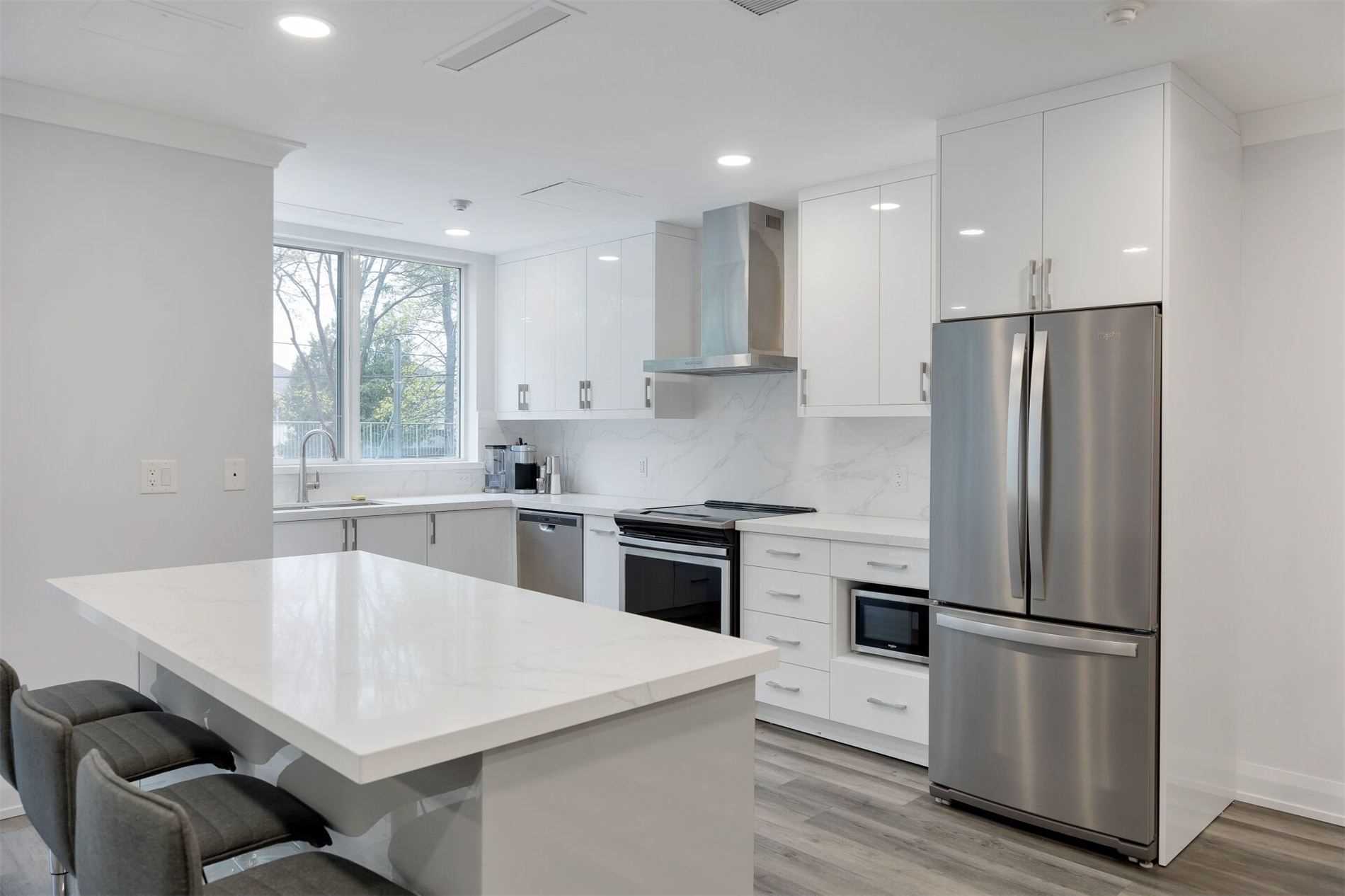 398 Eglinton Ave E, #706