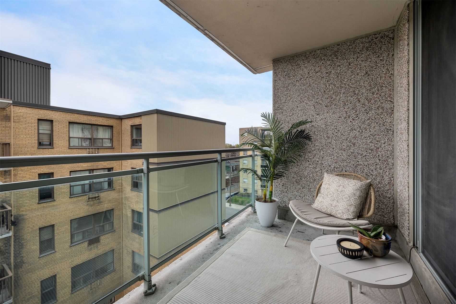 398 Eglinton Ave E, #706