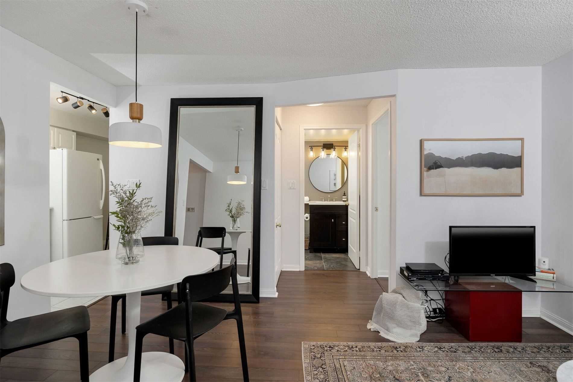 398 Eglinton Ave E, #706