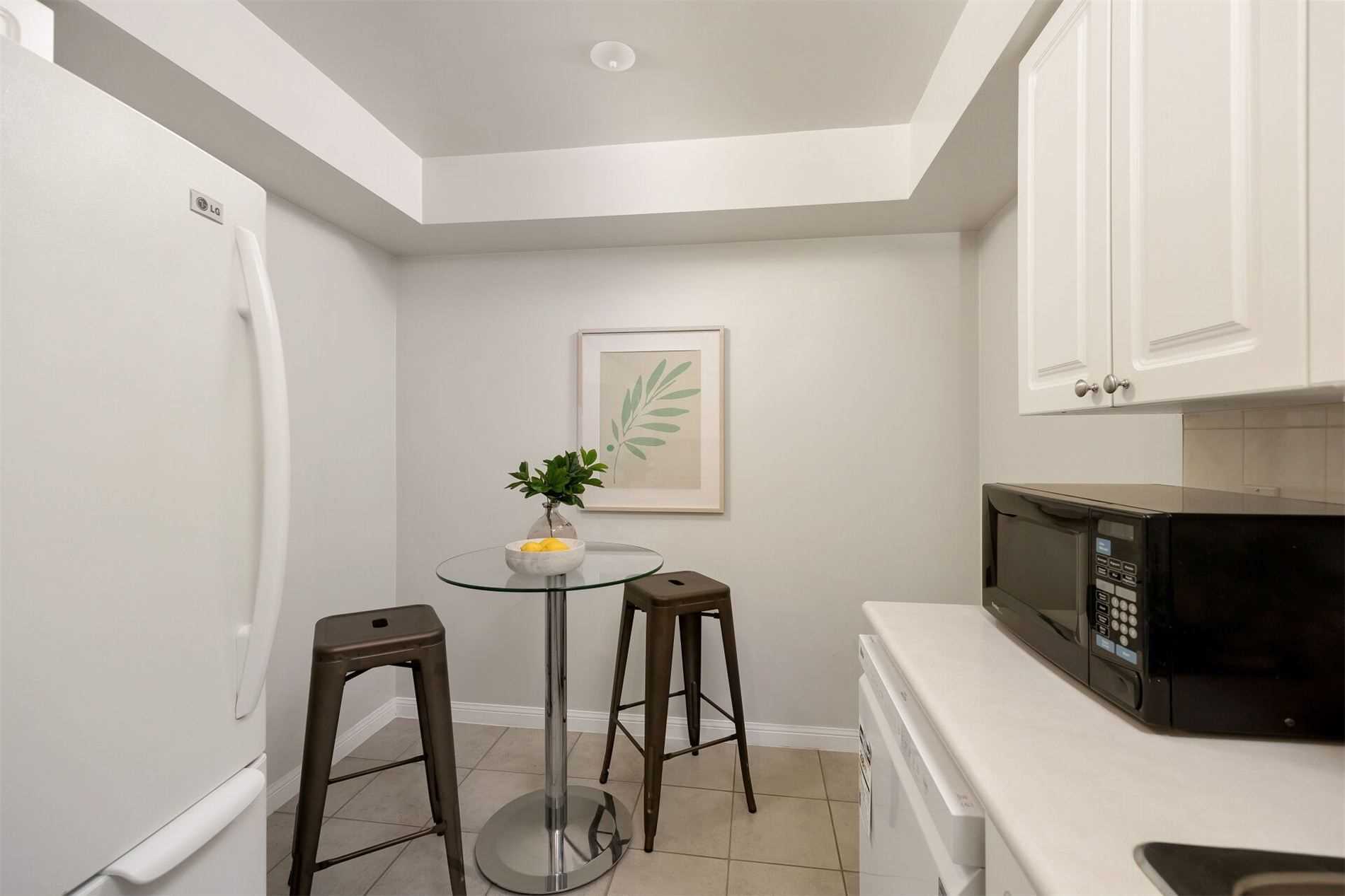 398 Eglinton Ave E, #706