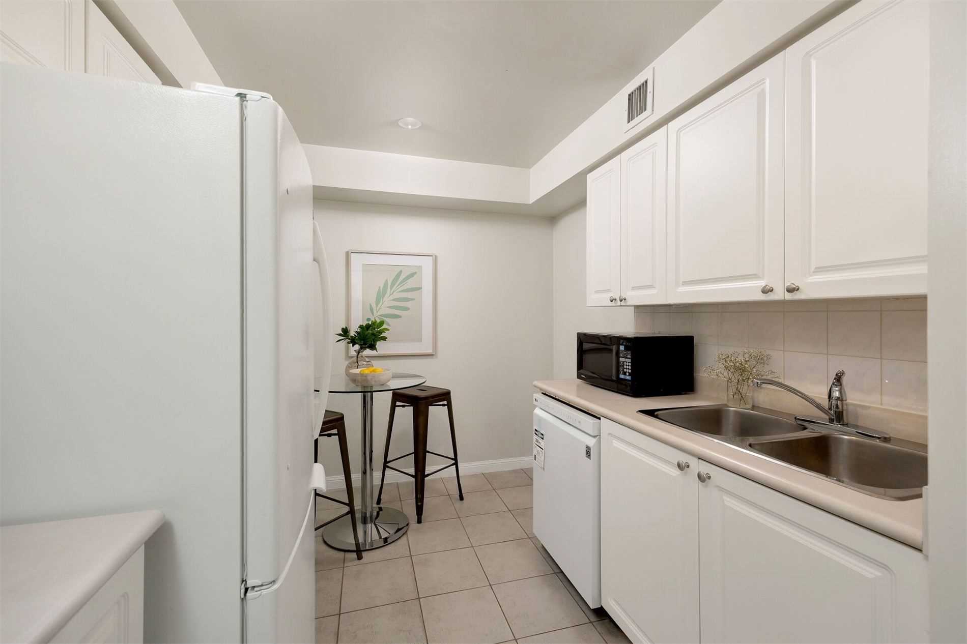 398 Eglinton Ave E, #706