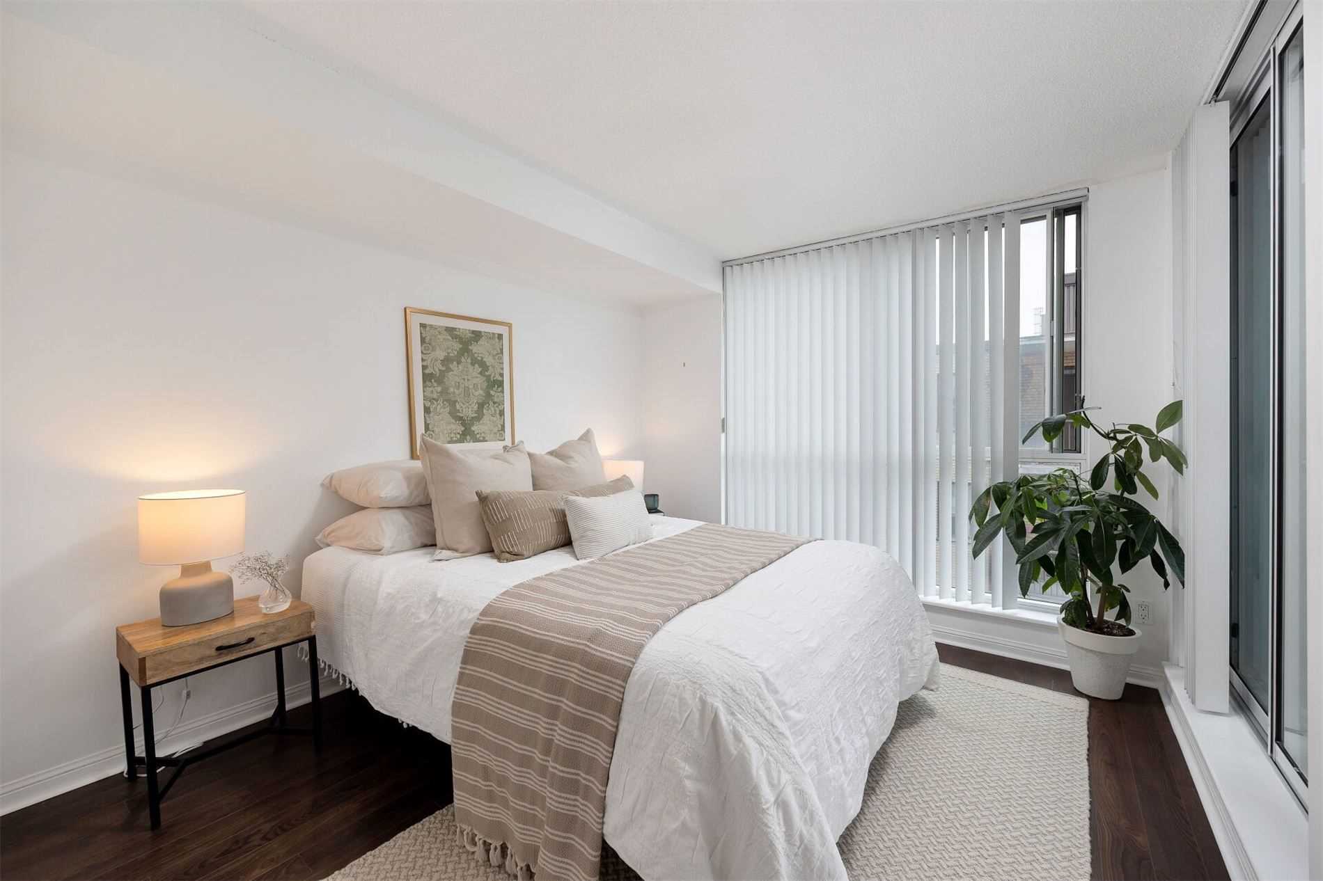 398 Eglinton Ave E, #706