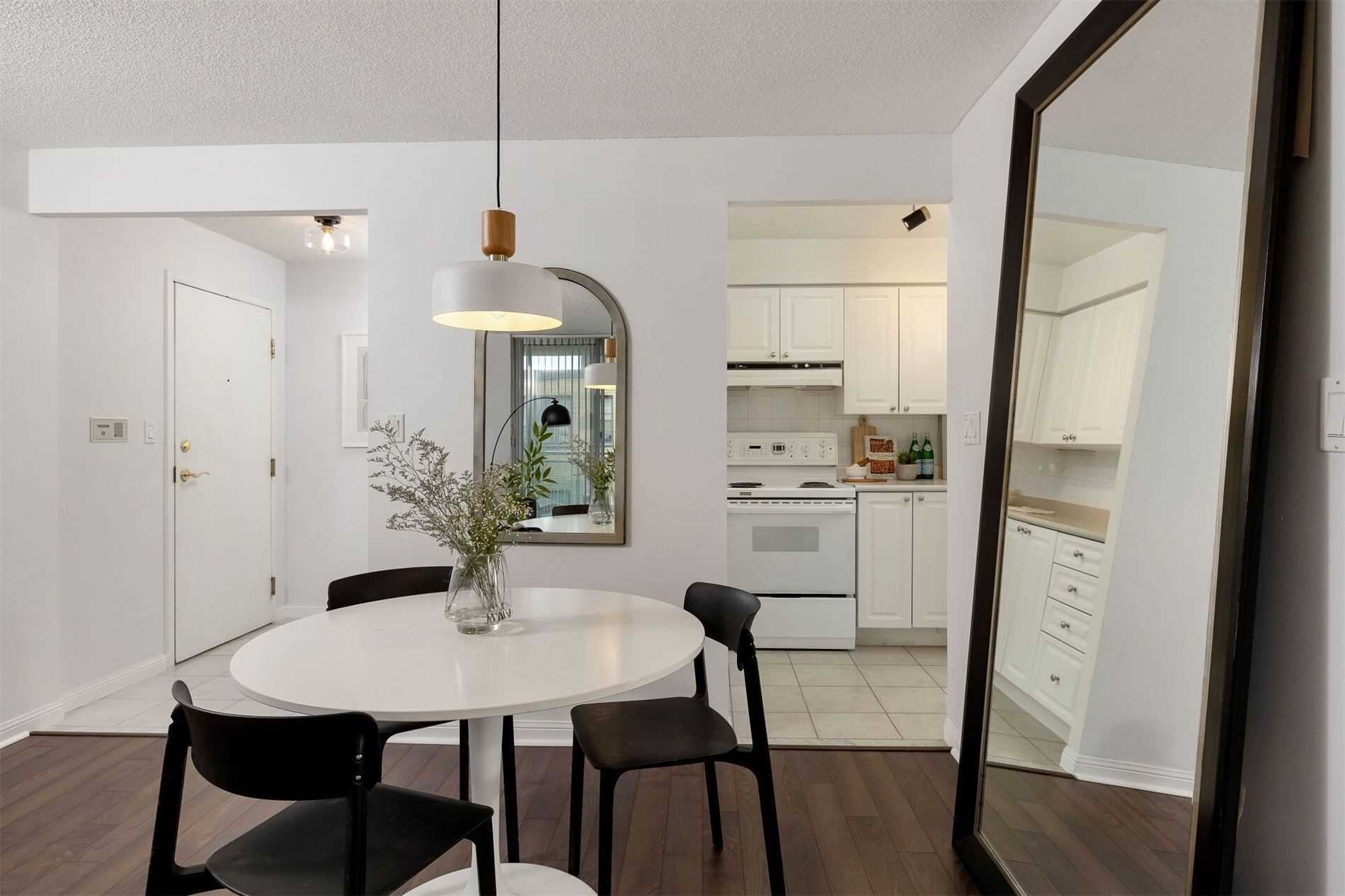 398 Eglinton Ave E, #706