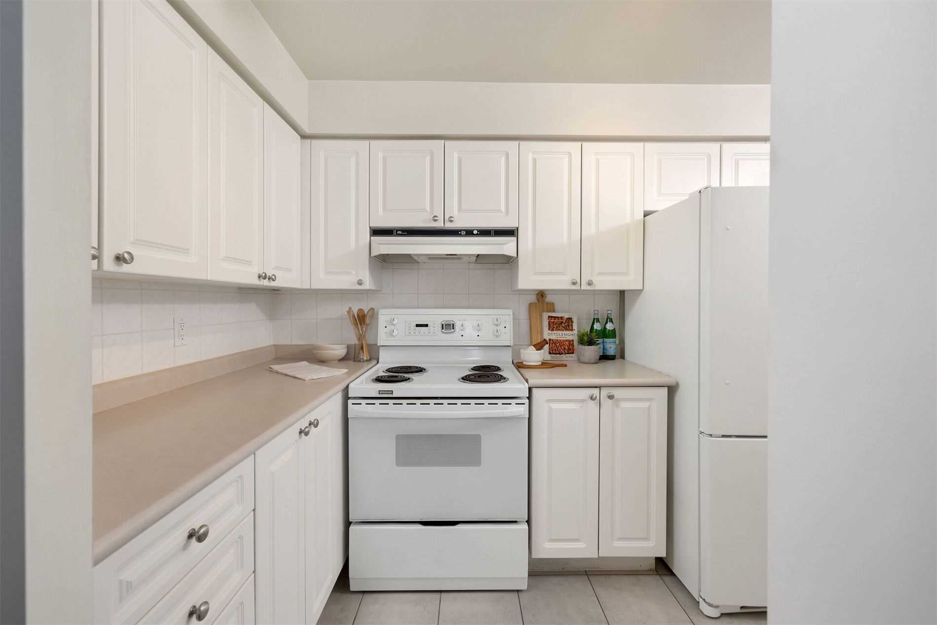 398 Eglinton Ave E, #706