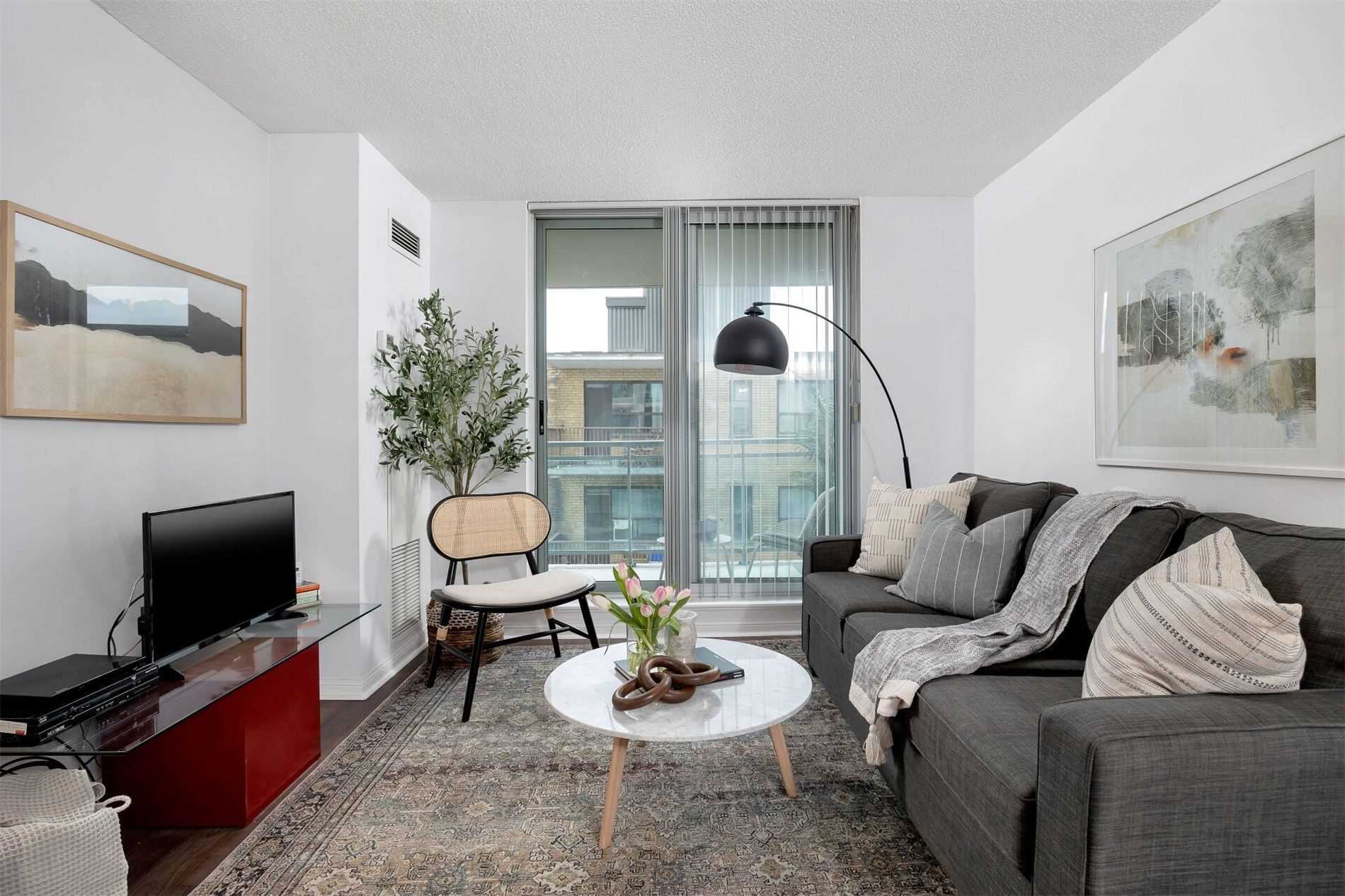 398 Eglinton Ave E, #706