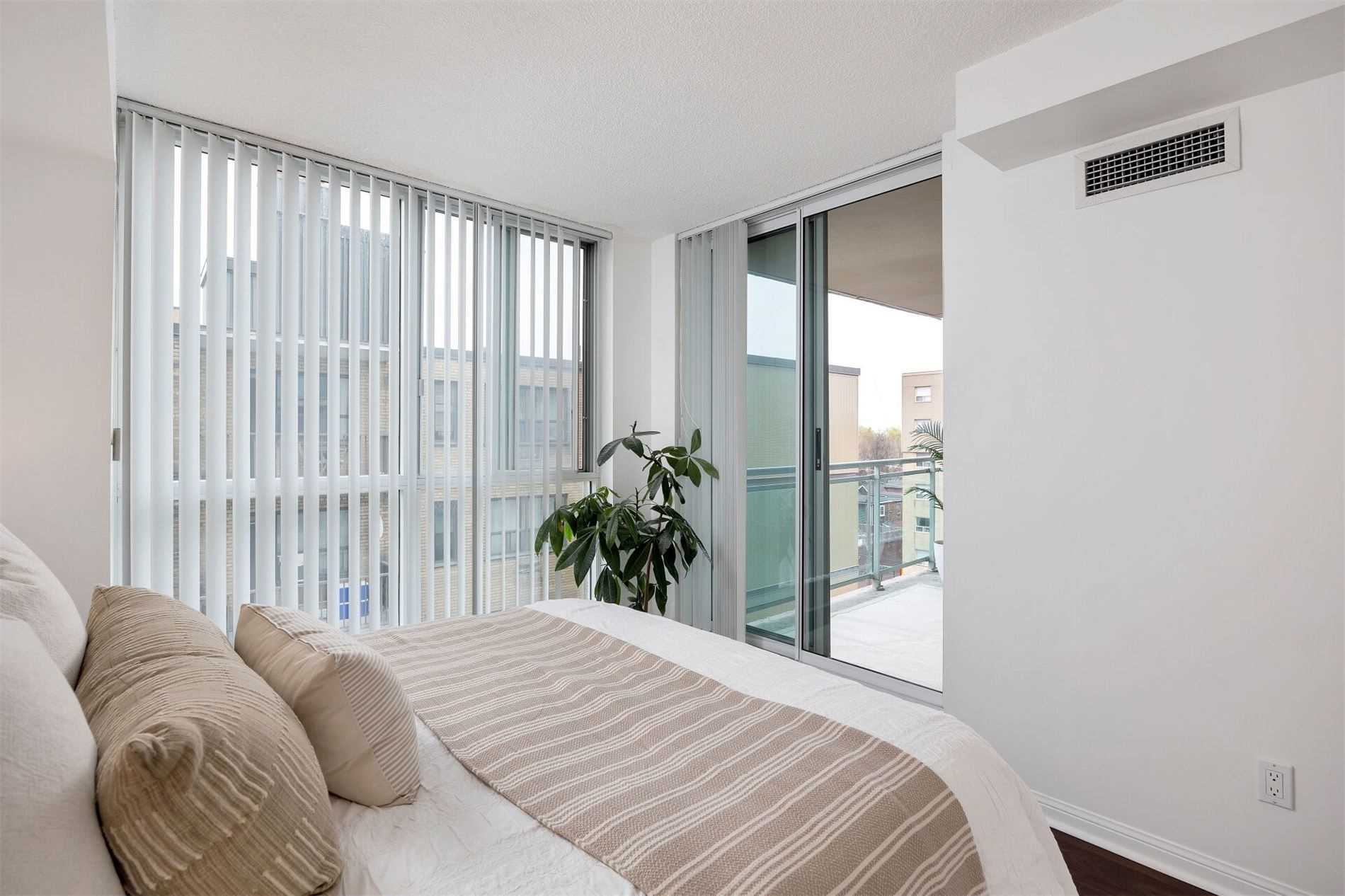 398 Eglinton Ave E, #706