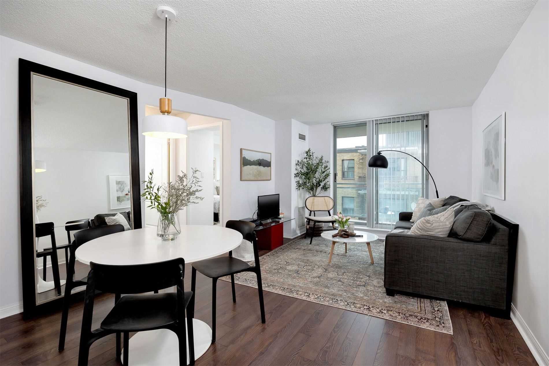 398 Eglinton Ave E, #706