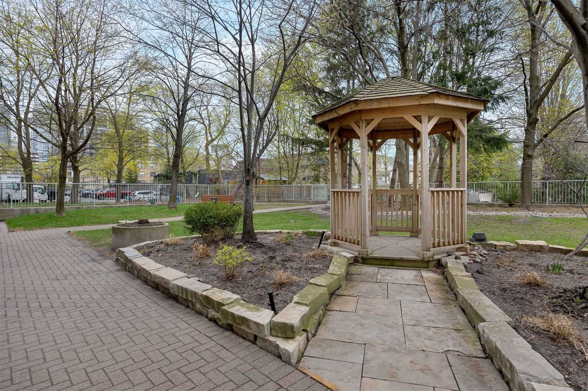 398 Eglinton Ave E, #706