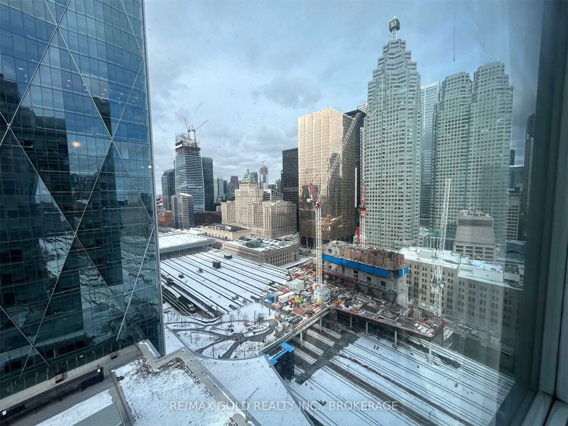 18 Yonge St, #2802