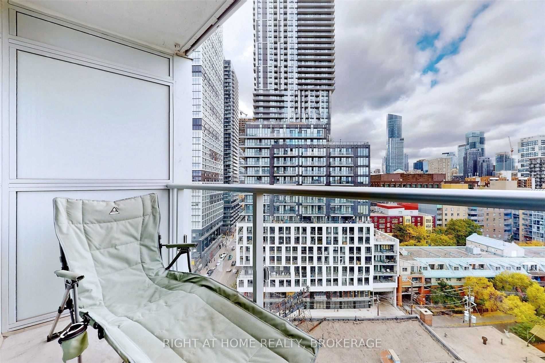 219 Dundas St E, #1709