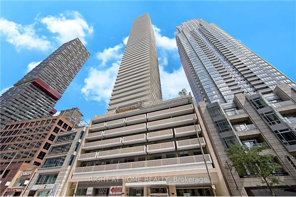 2221 Yonge St, Toronto