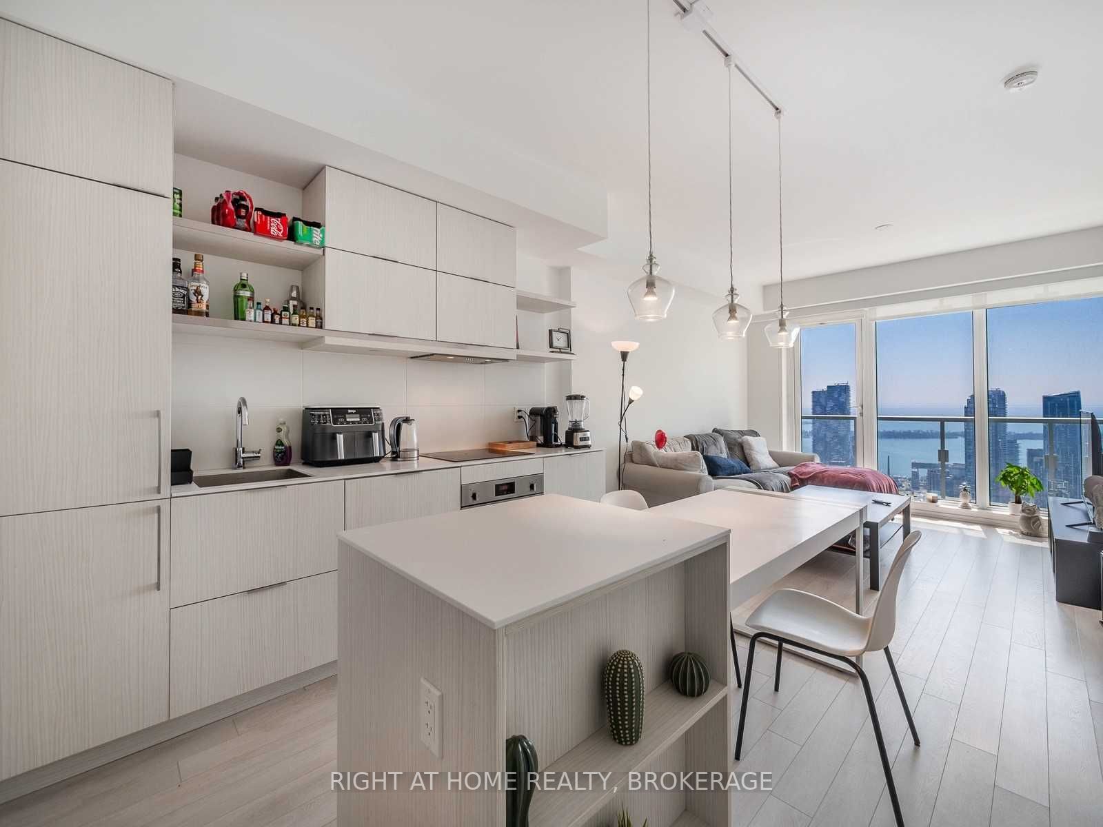 197 Yonge St, #5607