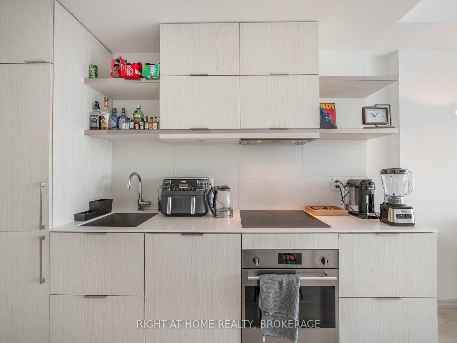 197 Yonge St, #5607
