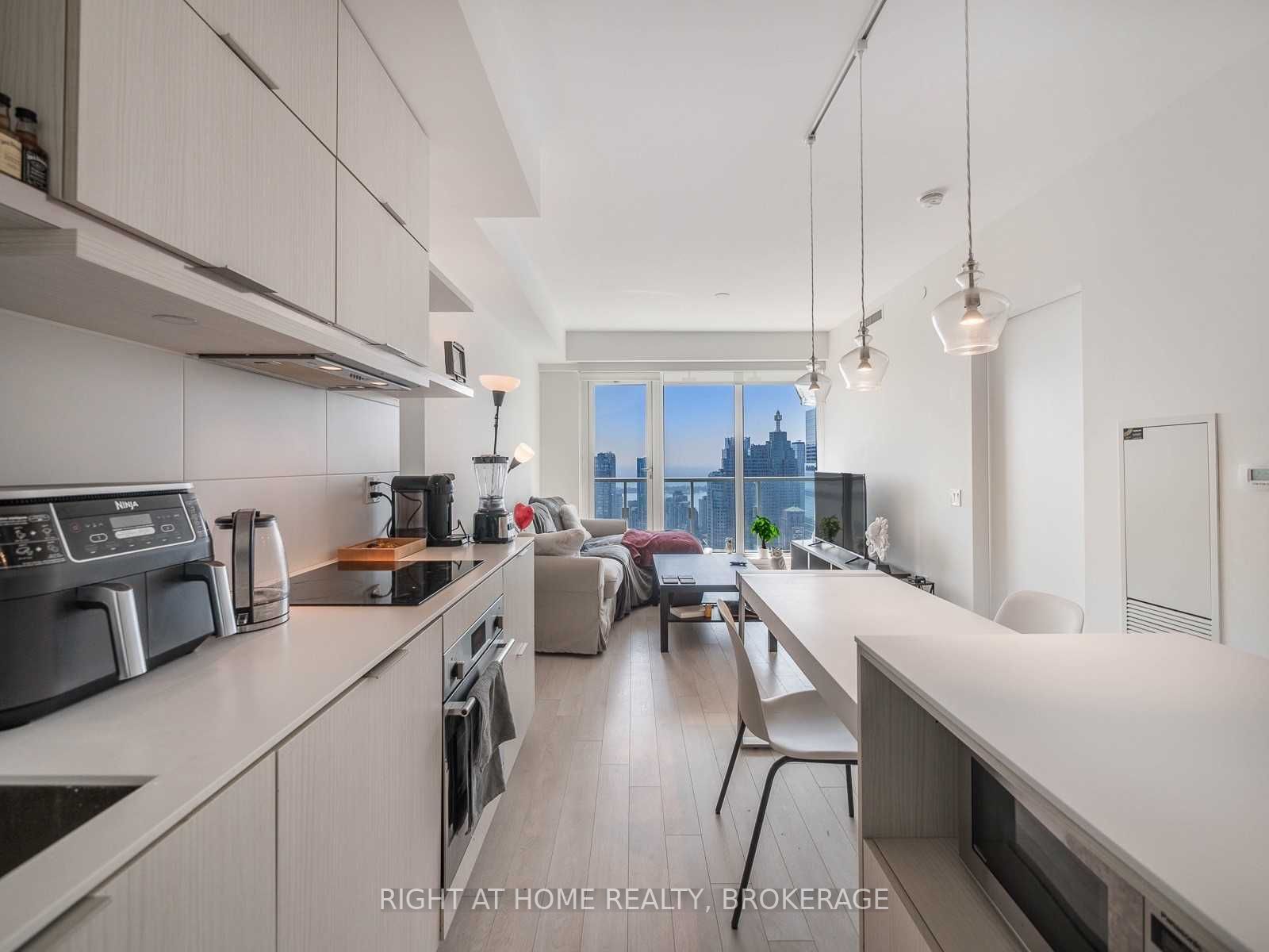 197 Yonge St, #5607