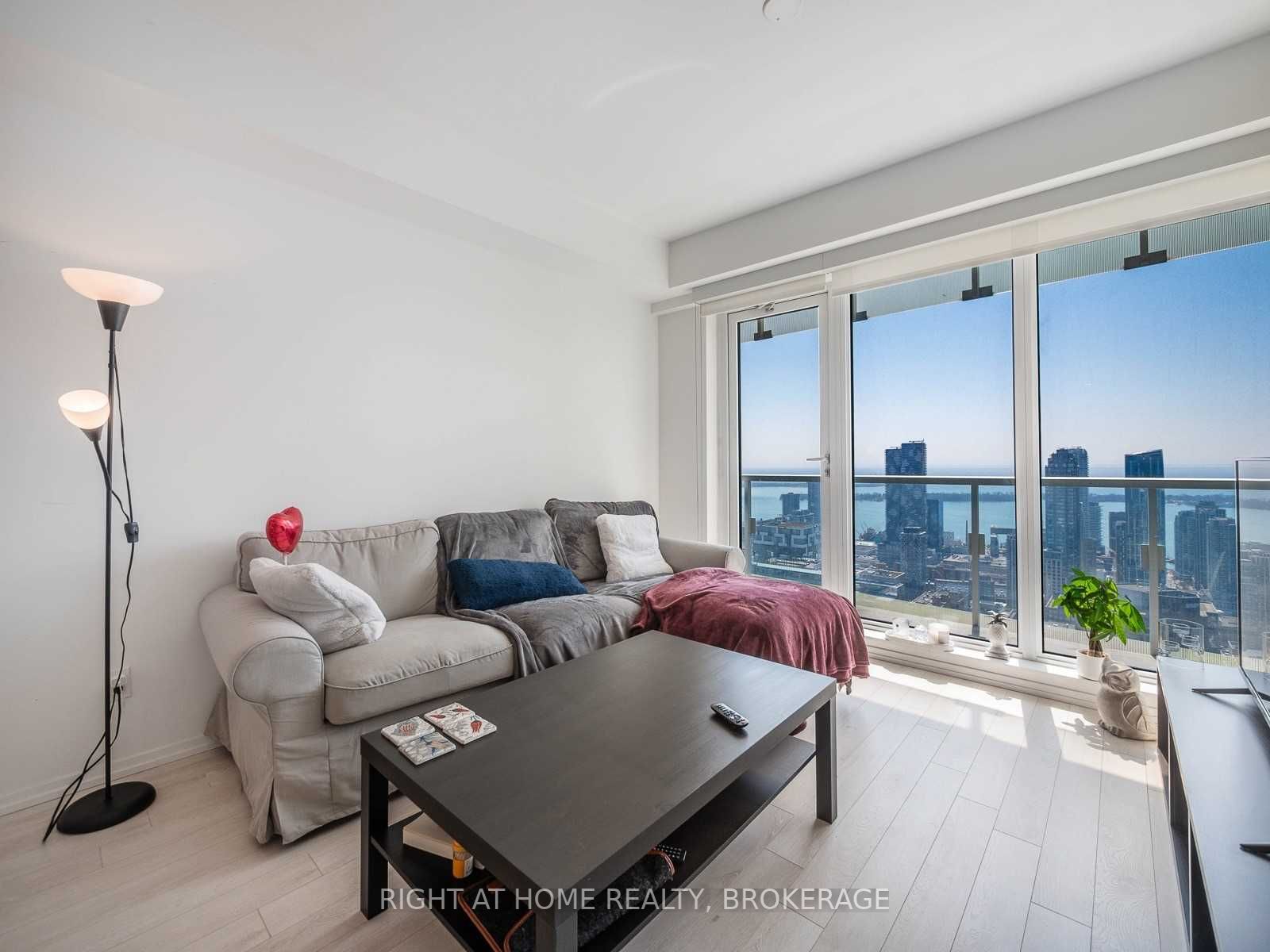 197 Yonge St, #5607