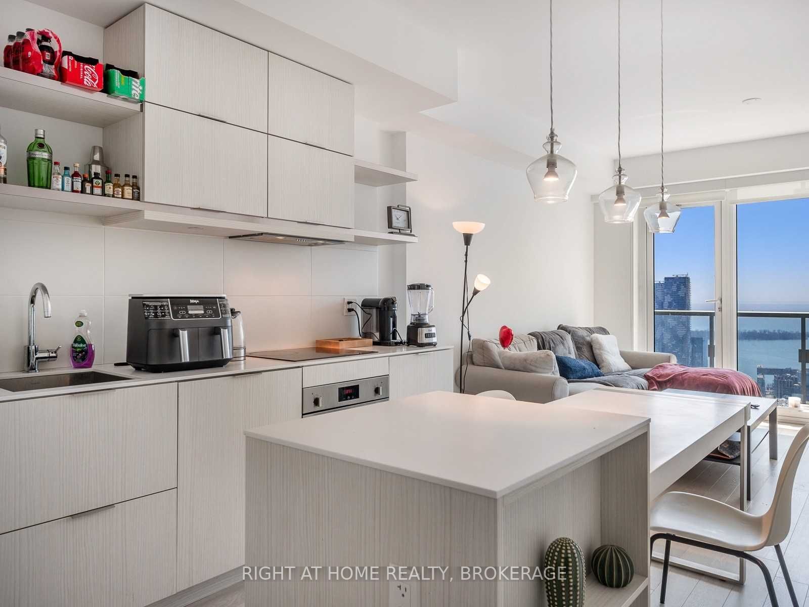197 Yonge St, #5607