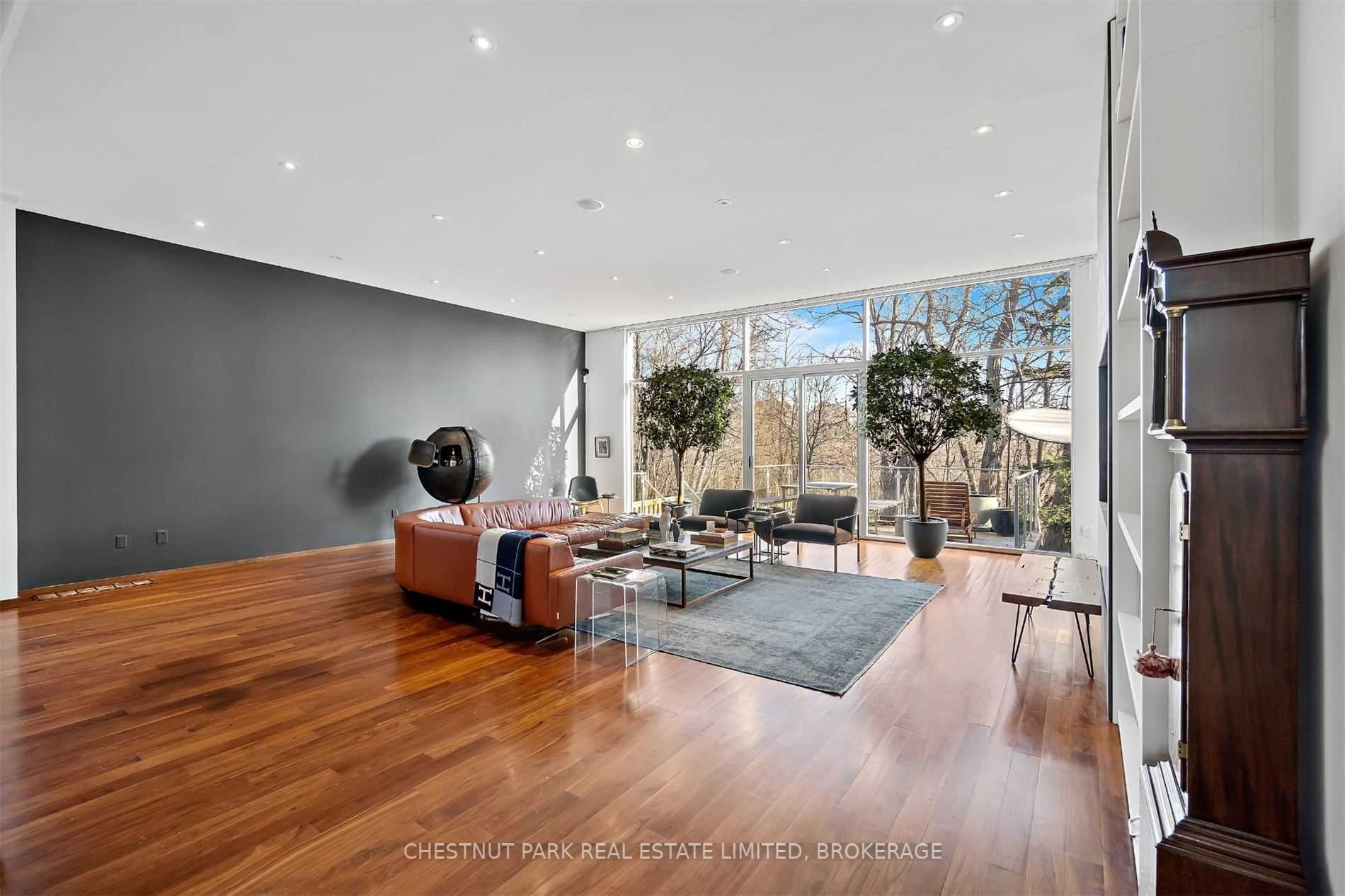63 Douglas Cres