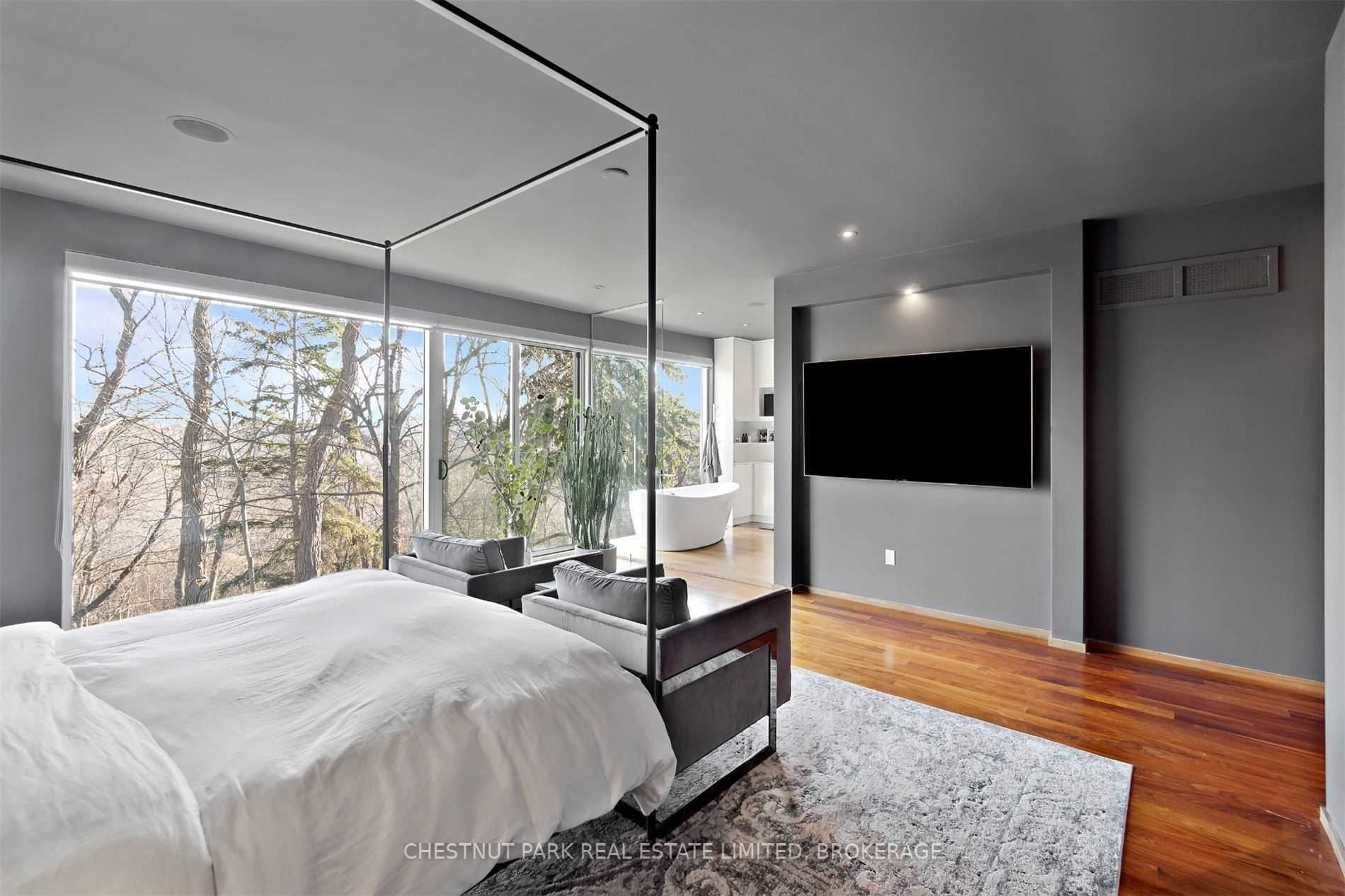 63 Douglas Cres