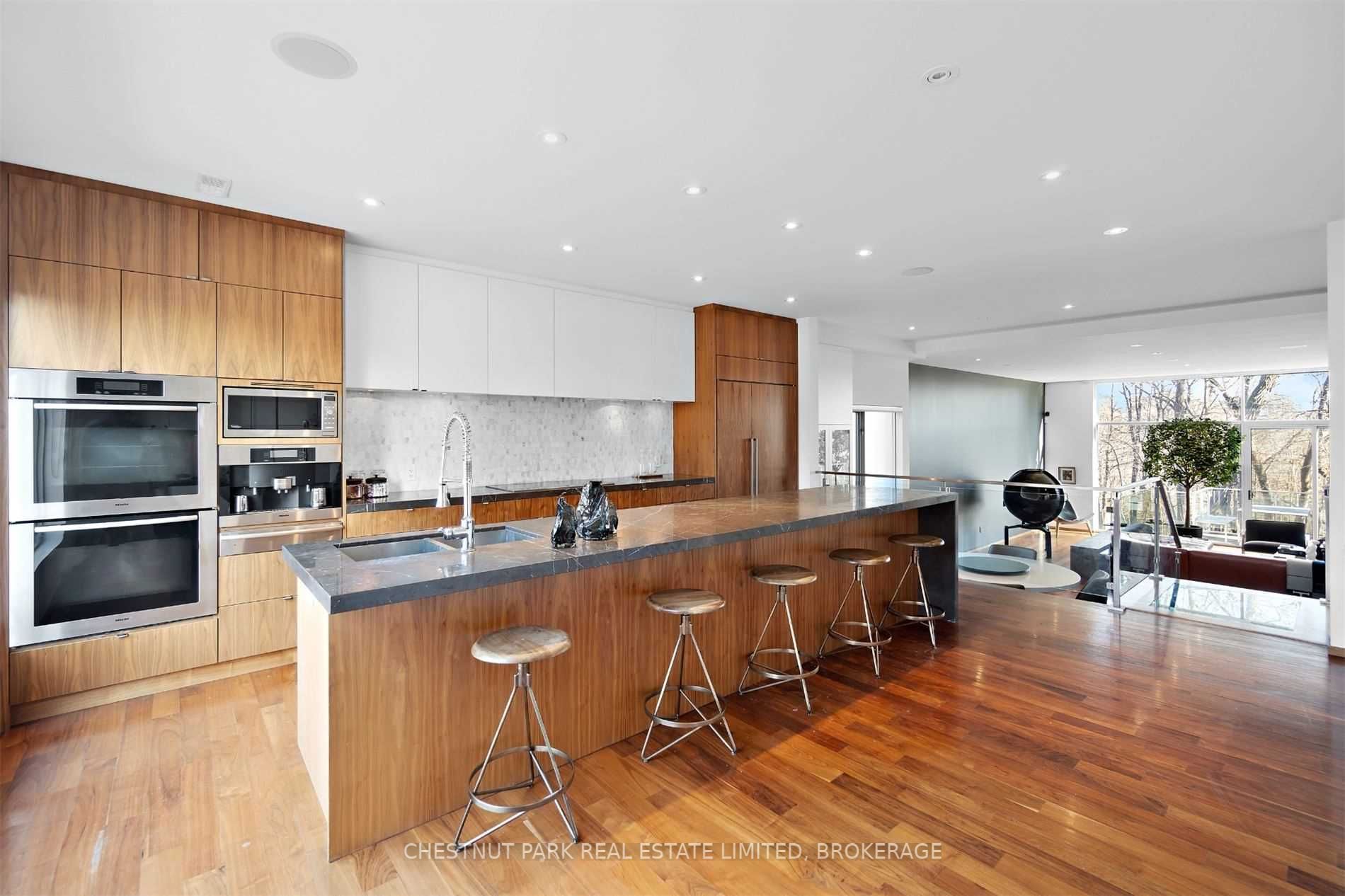 63 Douglas Cres