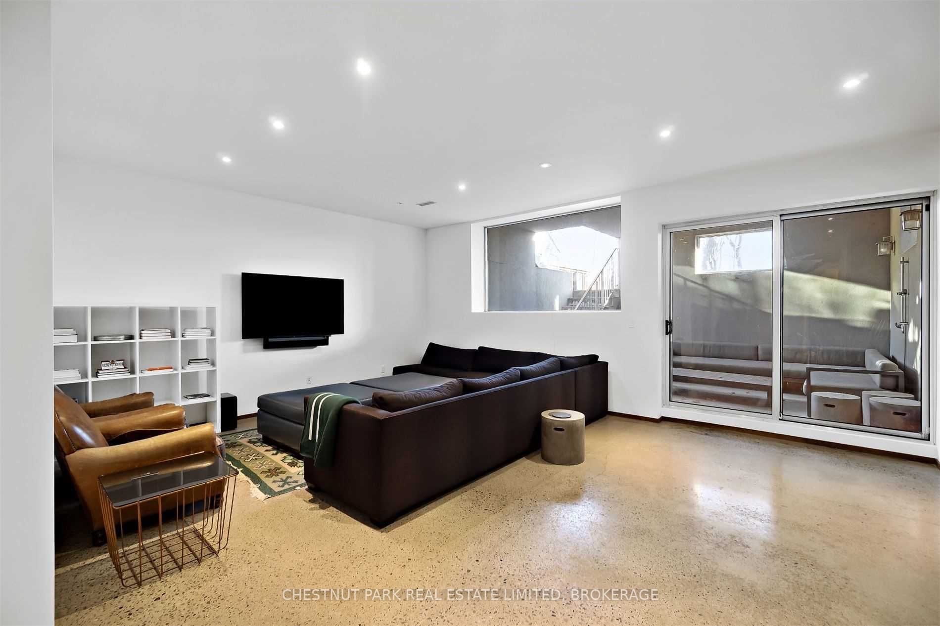 63 Douglas Cres