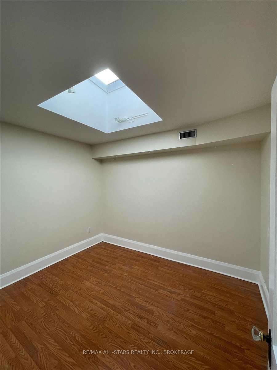1542 Bayview Ave, #2nd Flr