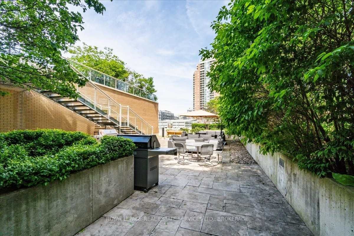 43 Hanna Ave, #306