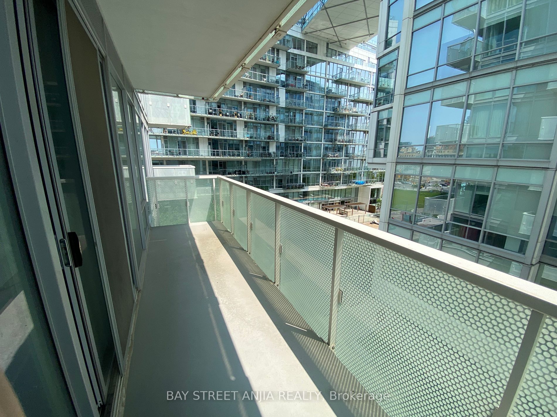 15 Queens Quay E #408