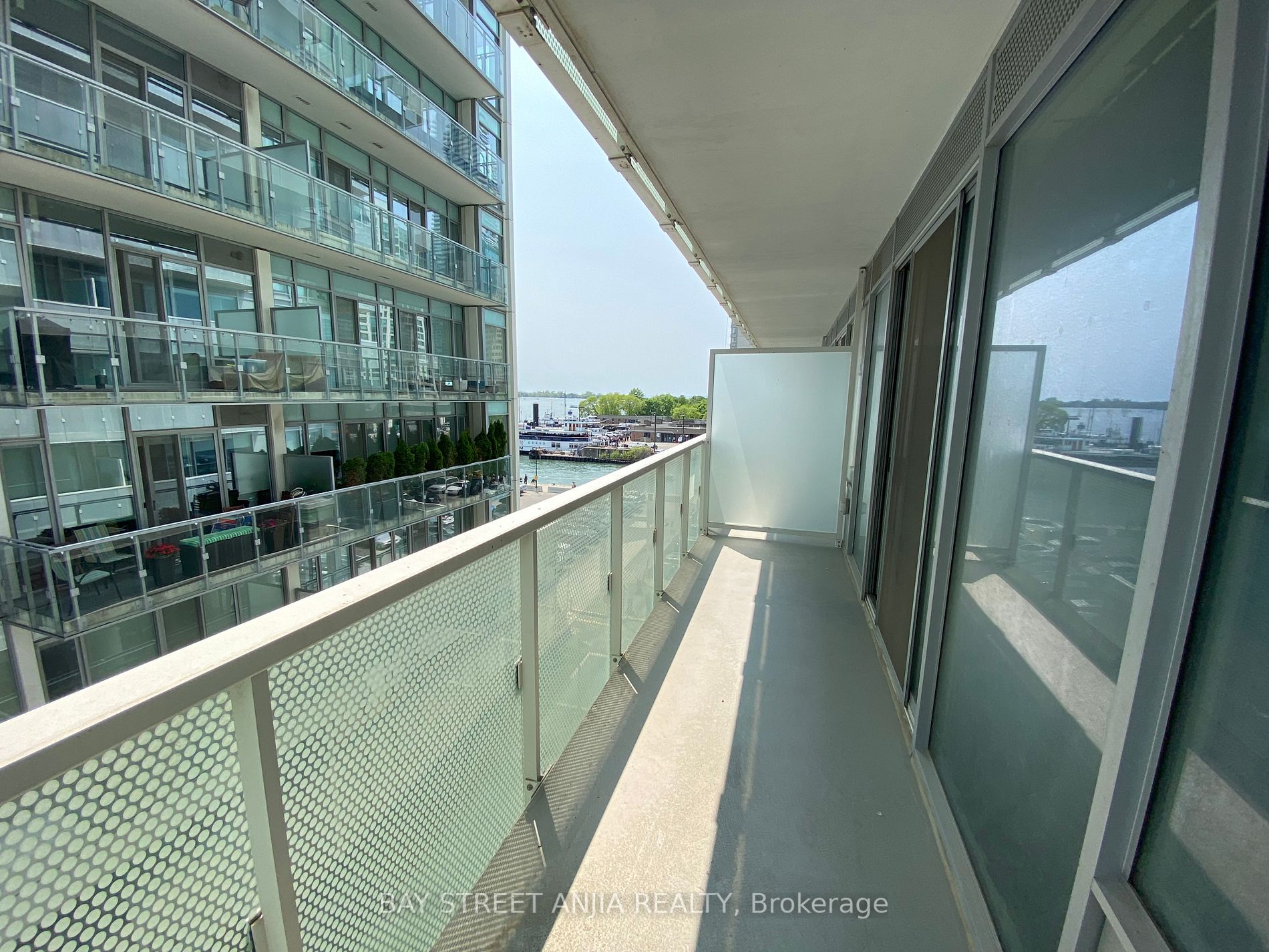 15 Queens Quay E #408