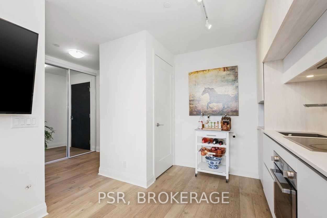 151 Avenue Rd, #410