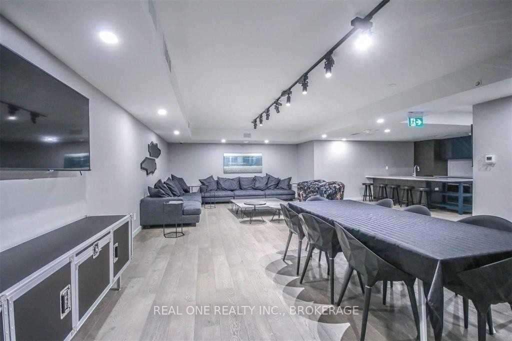 28 Wellesley Street E #2710