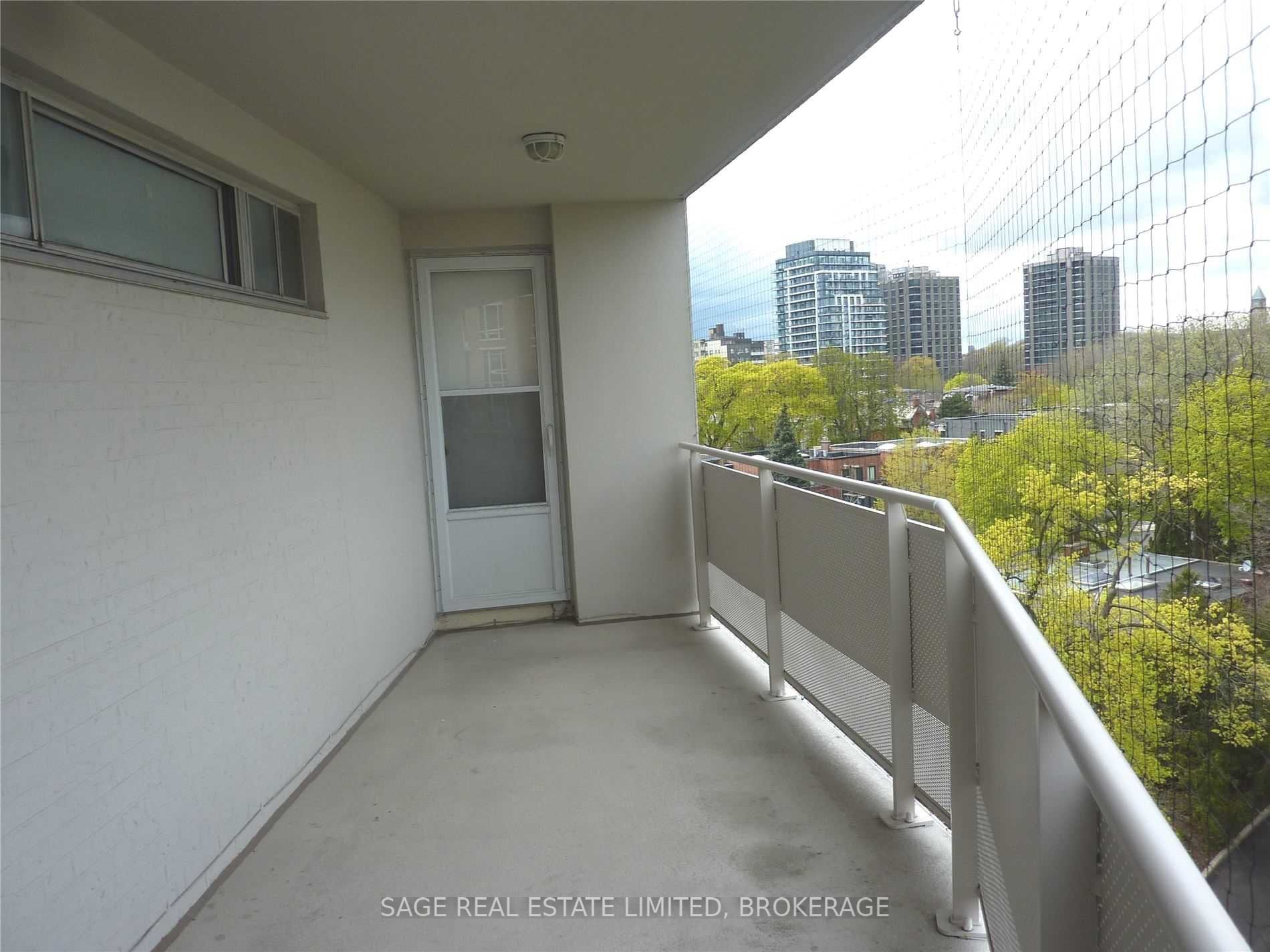 9 Deer Park Cres, #801