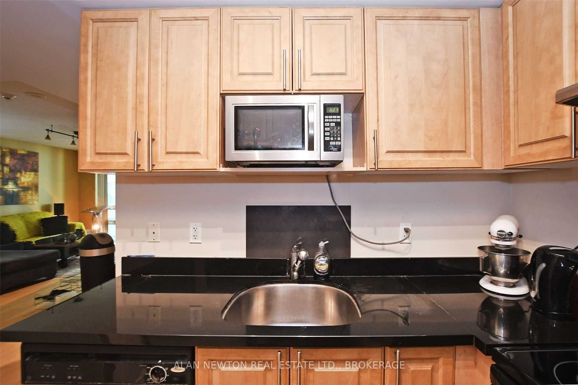 263 Wellington St W, #505