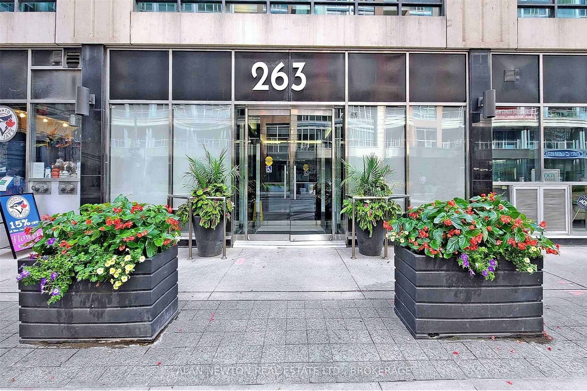 263 Wellington St W, #505