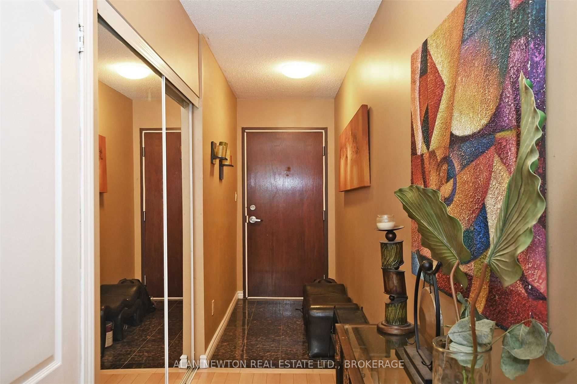 263 Wellington St W, #505