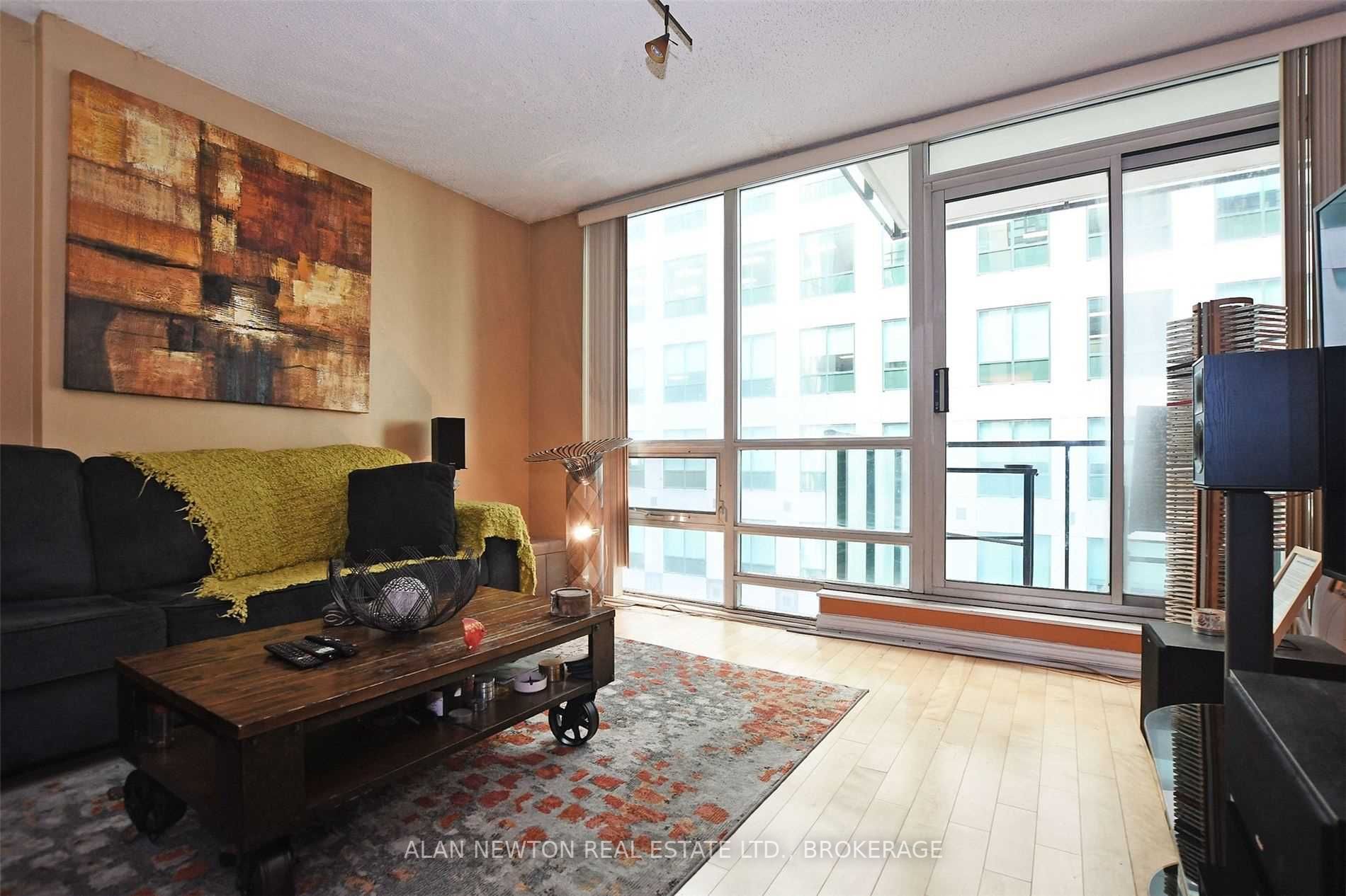 263 Wellington St W, #505