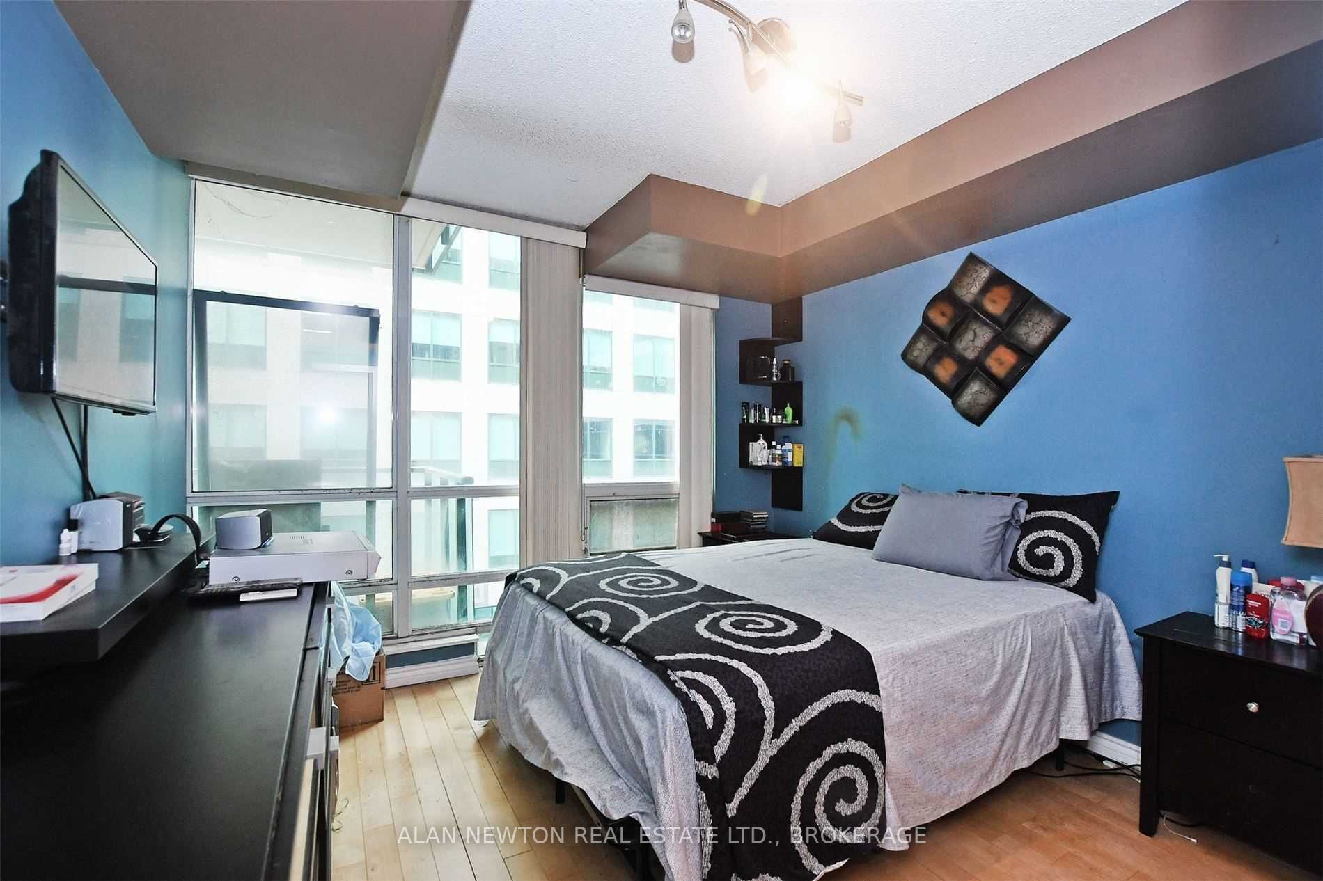263 Wellington St W, #505