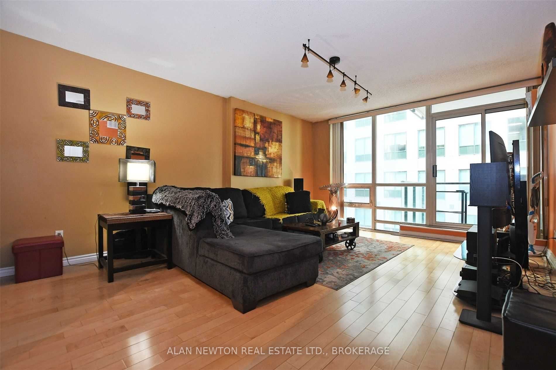 263 Wellington St W, #505