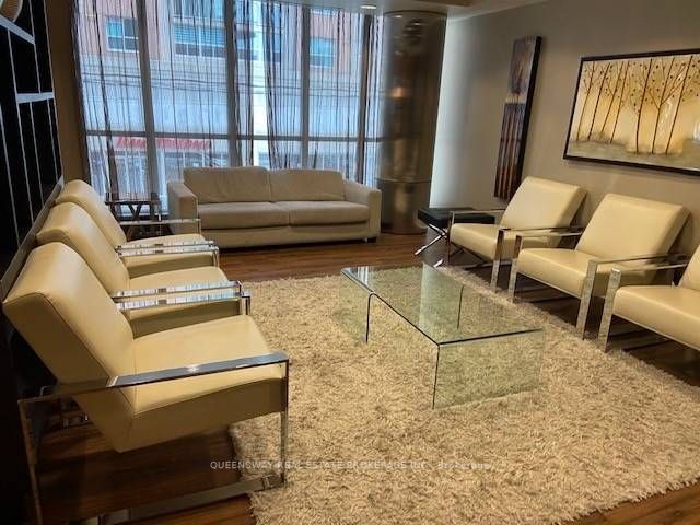 320 Richmond St E, #208