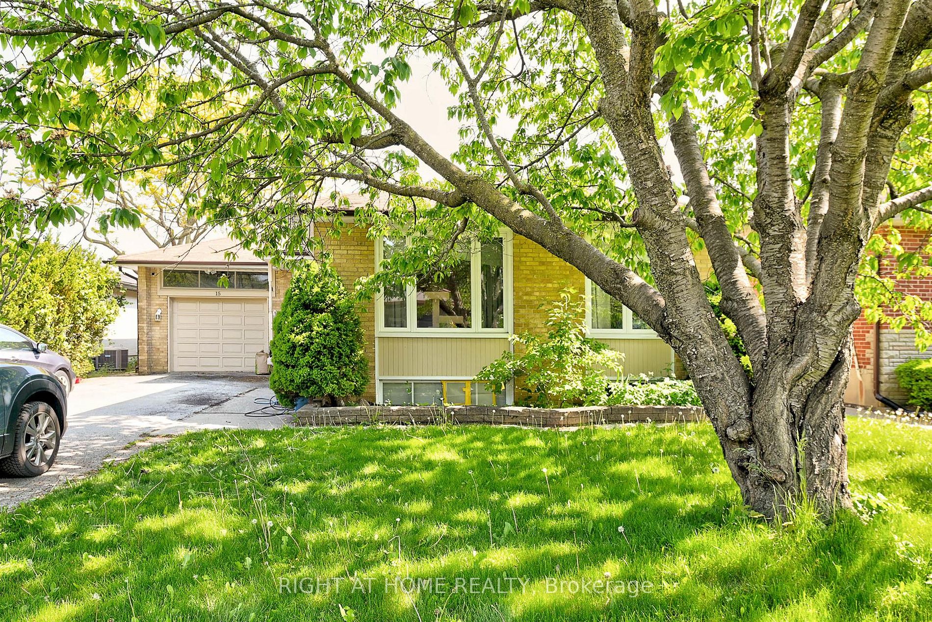 15 Acton Ave