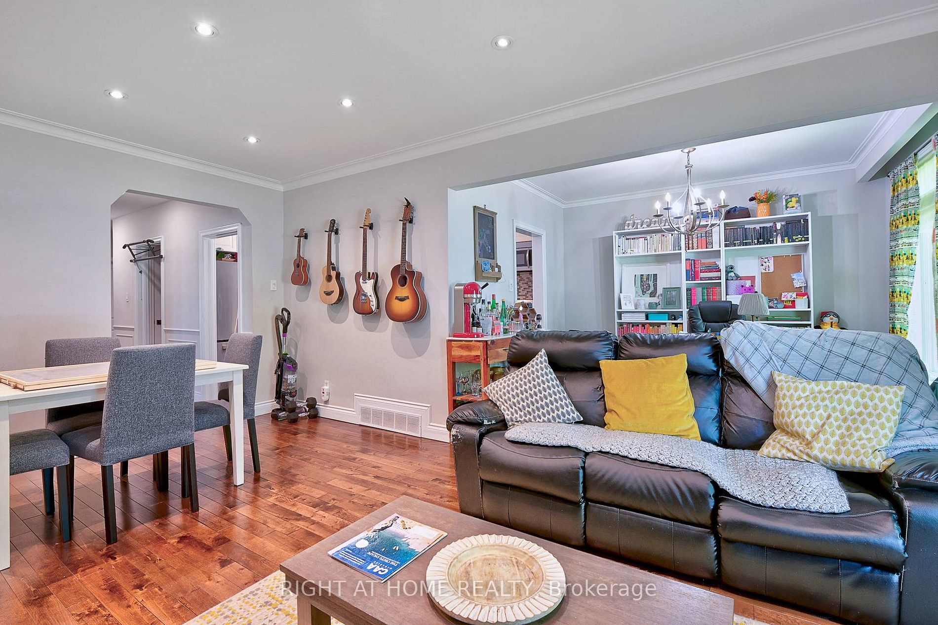 15 Acton Ave