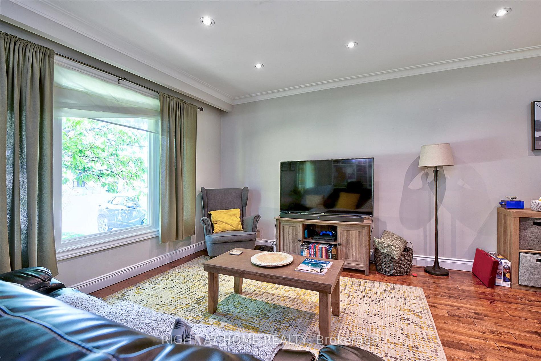 15 Acton Ave