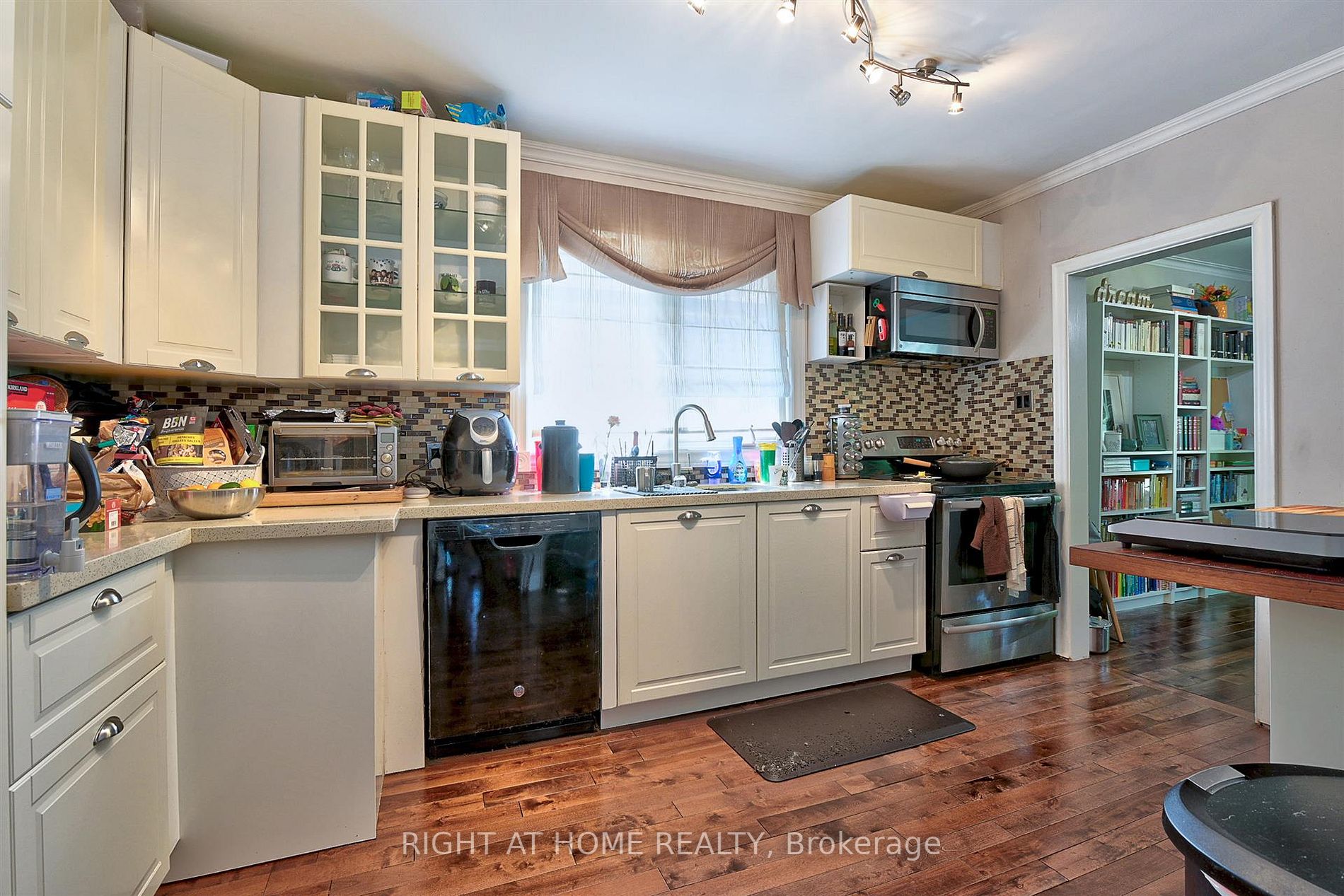 15 Acton Ave