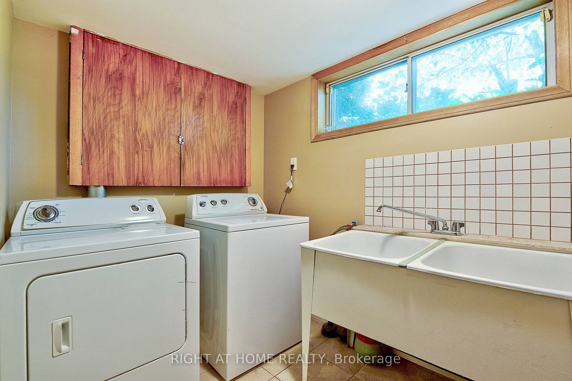 15 Acton Ave