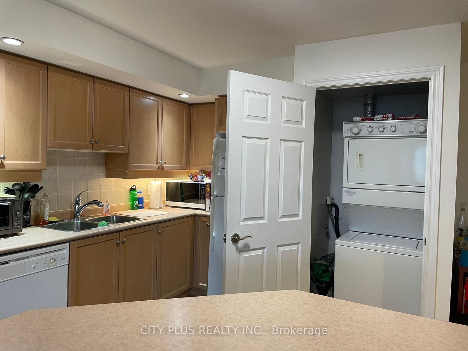 123 Eglinton Ave, #1103