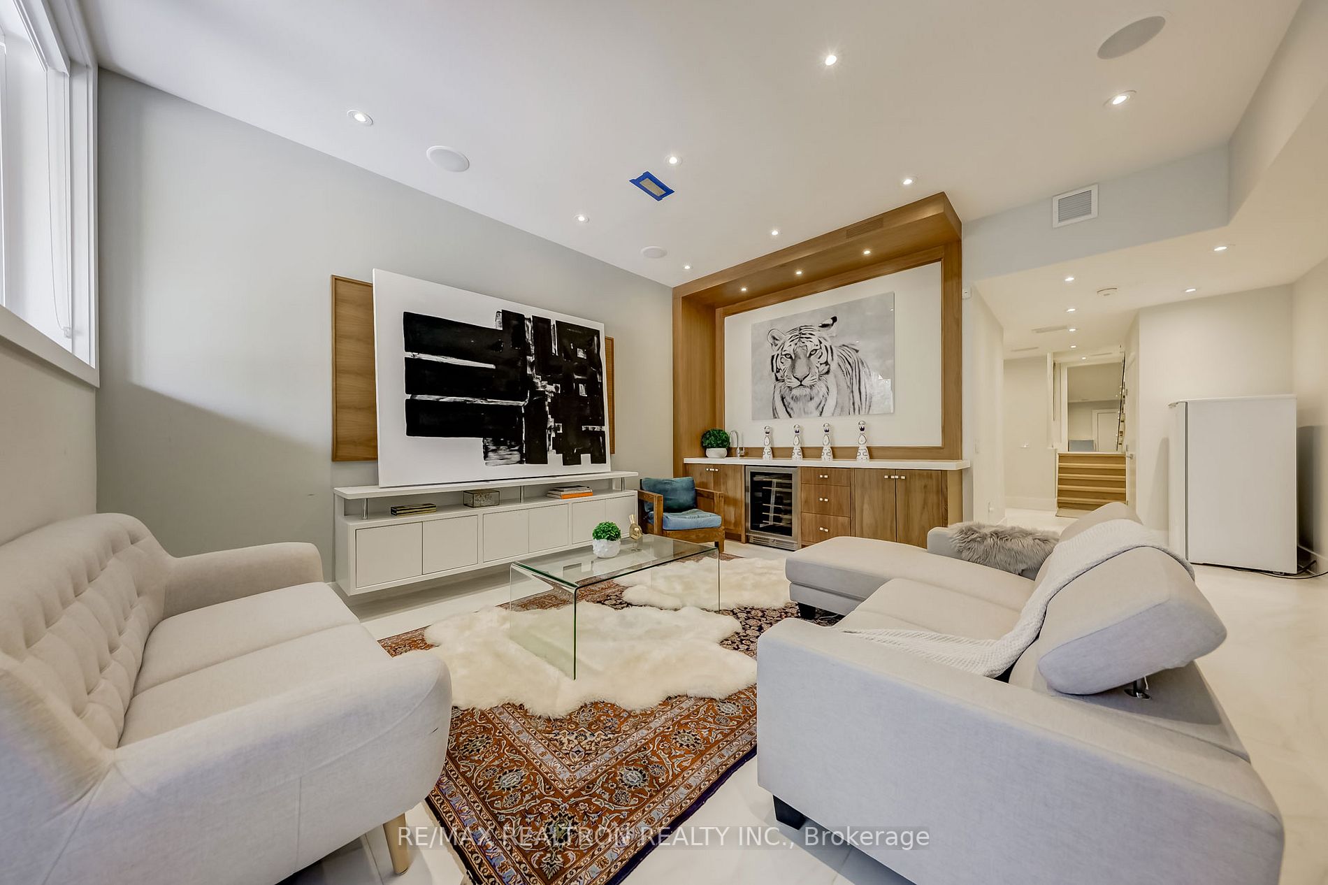 100 Roe Ave